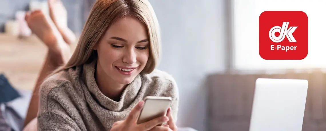 Frau schaut aufs Smartphone premium App