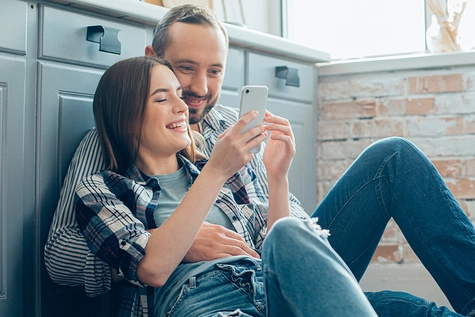 Pärchen schaut aufs Smartphone