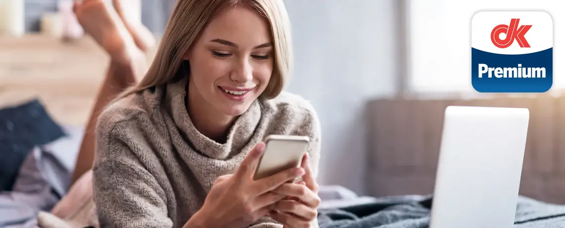 Frau schaut aufs Smartphone Premium App
