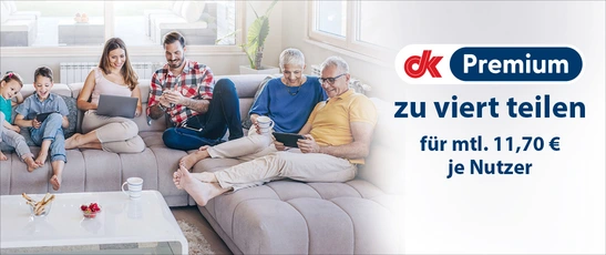 Abbildung einer Familie, die auf dem Sofa sitzt und die digitale Zeitung liest mit der Headline "dk premium zu viert teilen für mtl. 11,70 € je Nutzer"